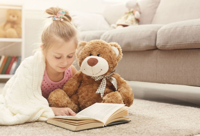 Lesendes Mädchen mit Teddybär Lesendes Mädchen mit Teddybär
