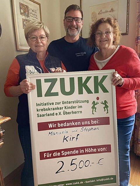 Spendenübergabe von den Beteiligten der Pfarrei St. Oranna Überherrn