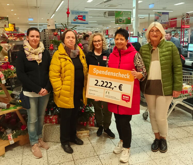 Übergabe des Erlöses aus der Tombola-Aktion von REWE
