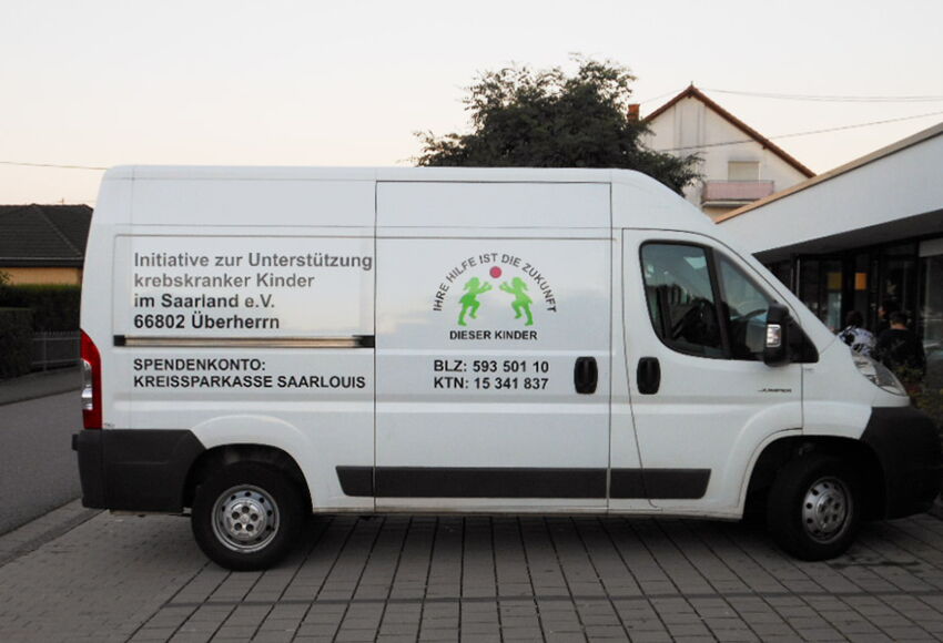 Transporter der Initiative zur Unterstützung krebskranker Kinder im Saarland e. V.