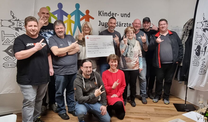 Mitglieder der beteiligten Vereine bei der Spendenübergabe, den Spendenscheck halten Beate Kreutz von der Initiative zur Unterstützung krebskranker Kinder und Dr. Carsten Graf vom Verein Heart and Heavy e.V.