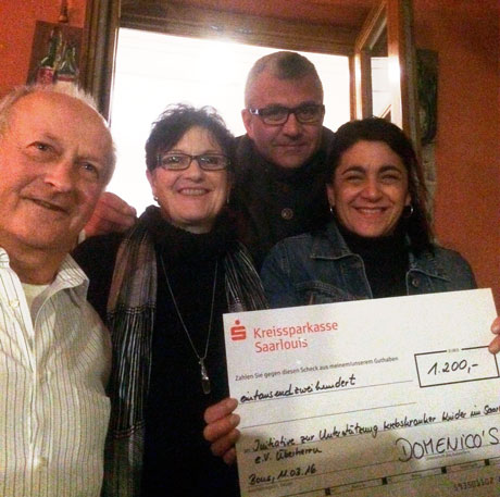 Teresa und Domenico Sciascia bei der Scheckübergabe an unseren Verein – hier vertreten durch Bärbel und Helmut Blass
