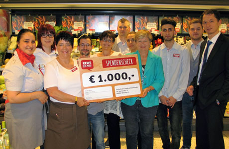 Übergabe des Erlöses aus der Kuchenverkauf-Aktion von REWE