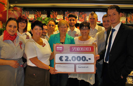 Übergabe des Erlöses aus der Tombola-Aktion von REWE
