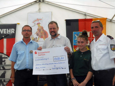 Spendenübergabe beim Beruser Feuerwehrfest