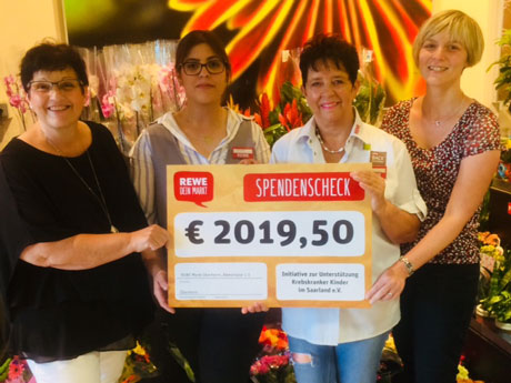 Frau Direk und Frau Schreiner bei der Scheckübergabe an Frau Rass und Frau Blass vom Verein