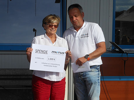 MOTUS-Geschäftsführer Herr Dietmar Hilgers überreicht Frau Helga Franzen eine Spende von 1000.- Euro