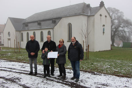 Spendenübergabe vor der Kirche in Ittersdorf
