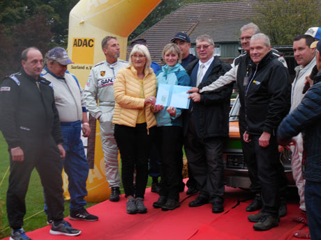 Spendenübergabe durch das Orga-Team der ADAC-Rallye
