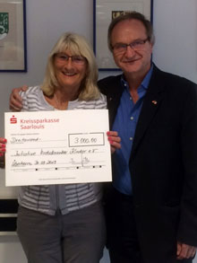 Bernd Gillo und Beate Kreutz bei der Scheckübergabe im Rathaus