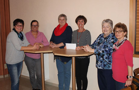 Spendenübergabe durch den Handarbeitskreis der AWO Ortsgruppe Honzrath