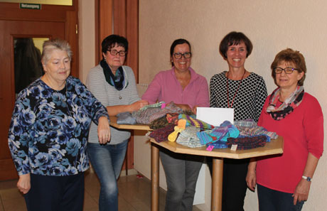 Spendenübergabe durch den Handarbeitskreis der AWO Ortsgruppe Honzrath