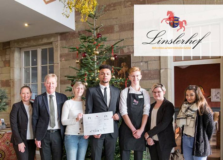 Spendeübergabe auf dem Linslerhof