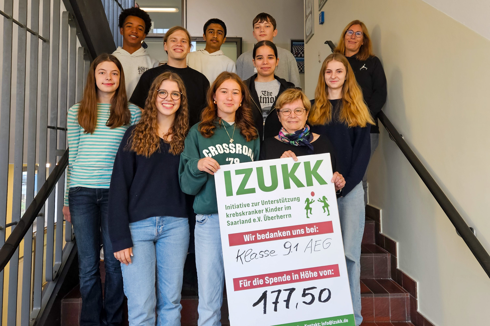 Spendenübergabe der Klasse 9.1 des AEG
