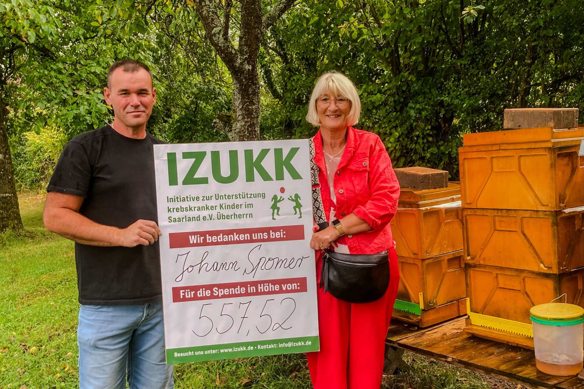 Johann Spoomer und Beate Kreutz bei der Spendenübergabe.